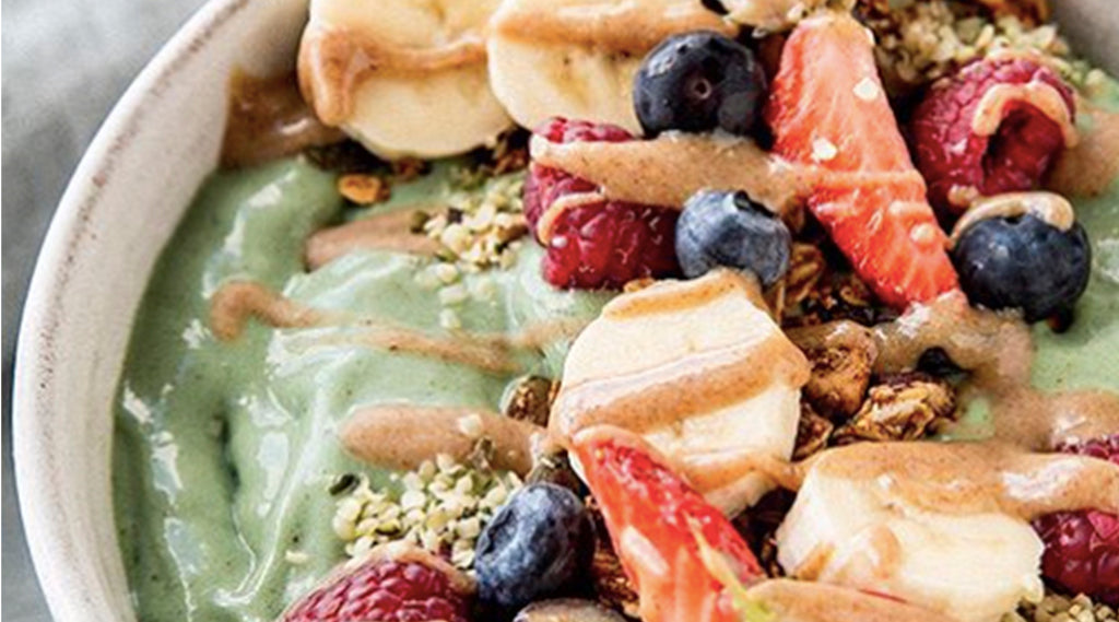 Green Almond Butter Smoothie Bowl⁣ – Rollagranola